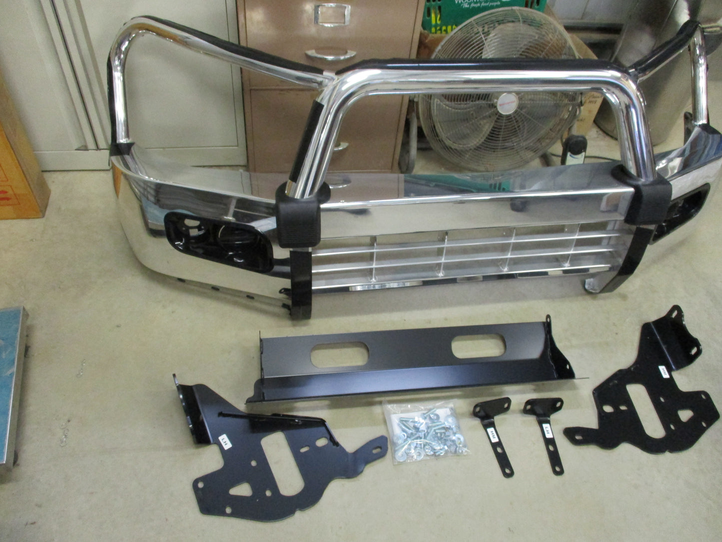 Mitsubishi MQ Triton Genuine Alloy Bull Complete With Fitting Kit & Instructions New Part