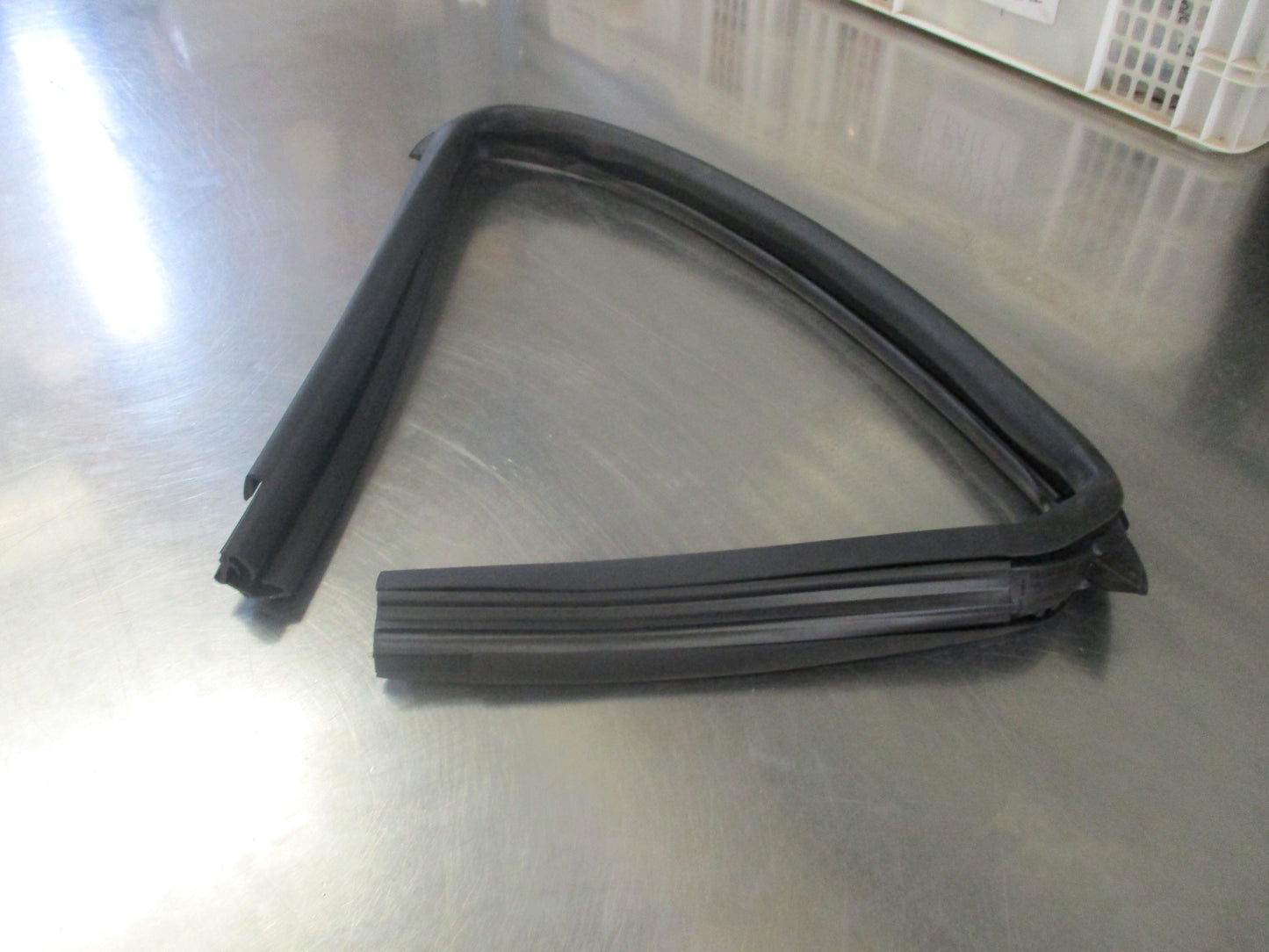 Nissan Juke Genuine Right Hand Rear Window Glass Rubber Run Channel New Part