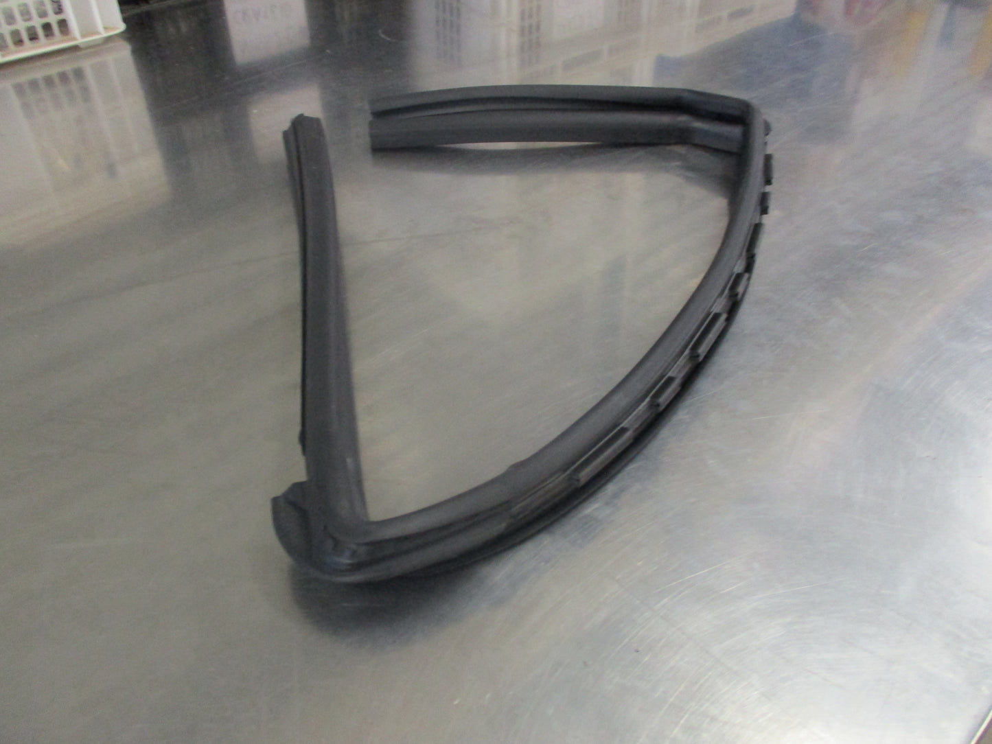 Nissan Juke Genuine Right Hand Rear Window Glass Rubber Run Channel New Part