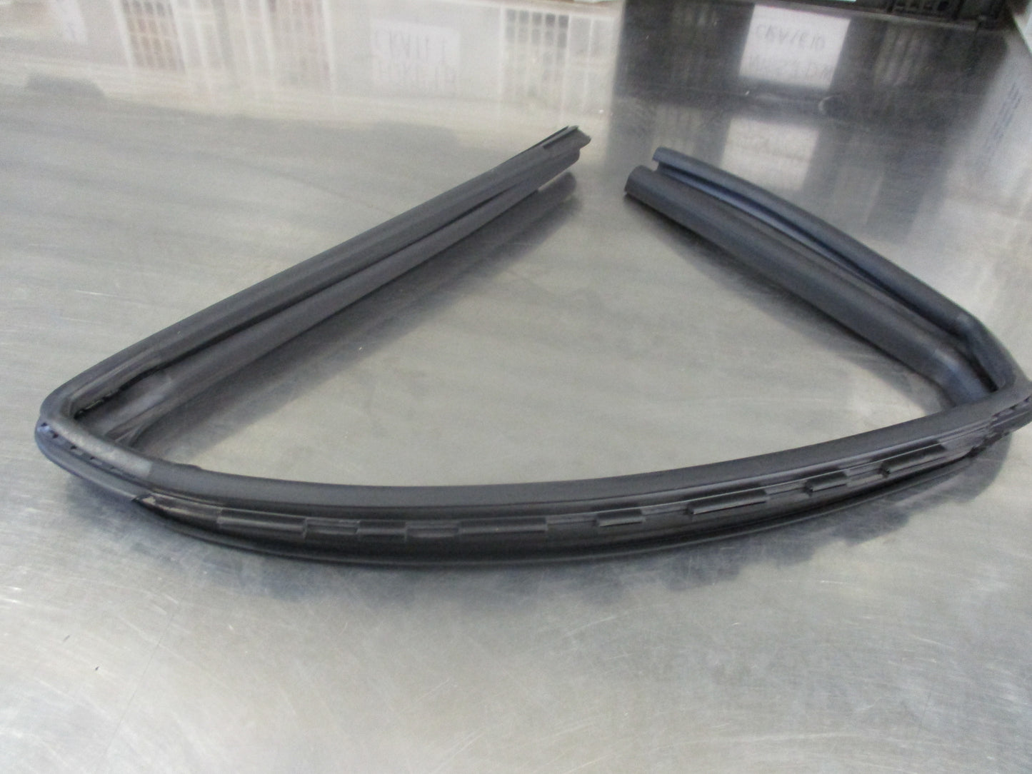 Nissan Juke Genuine Right Hand Rear Window Glass Rubber Run Channel New Part