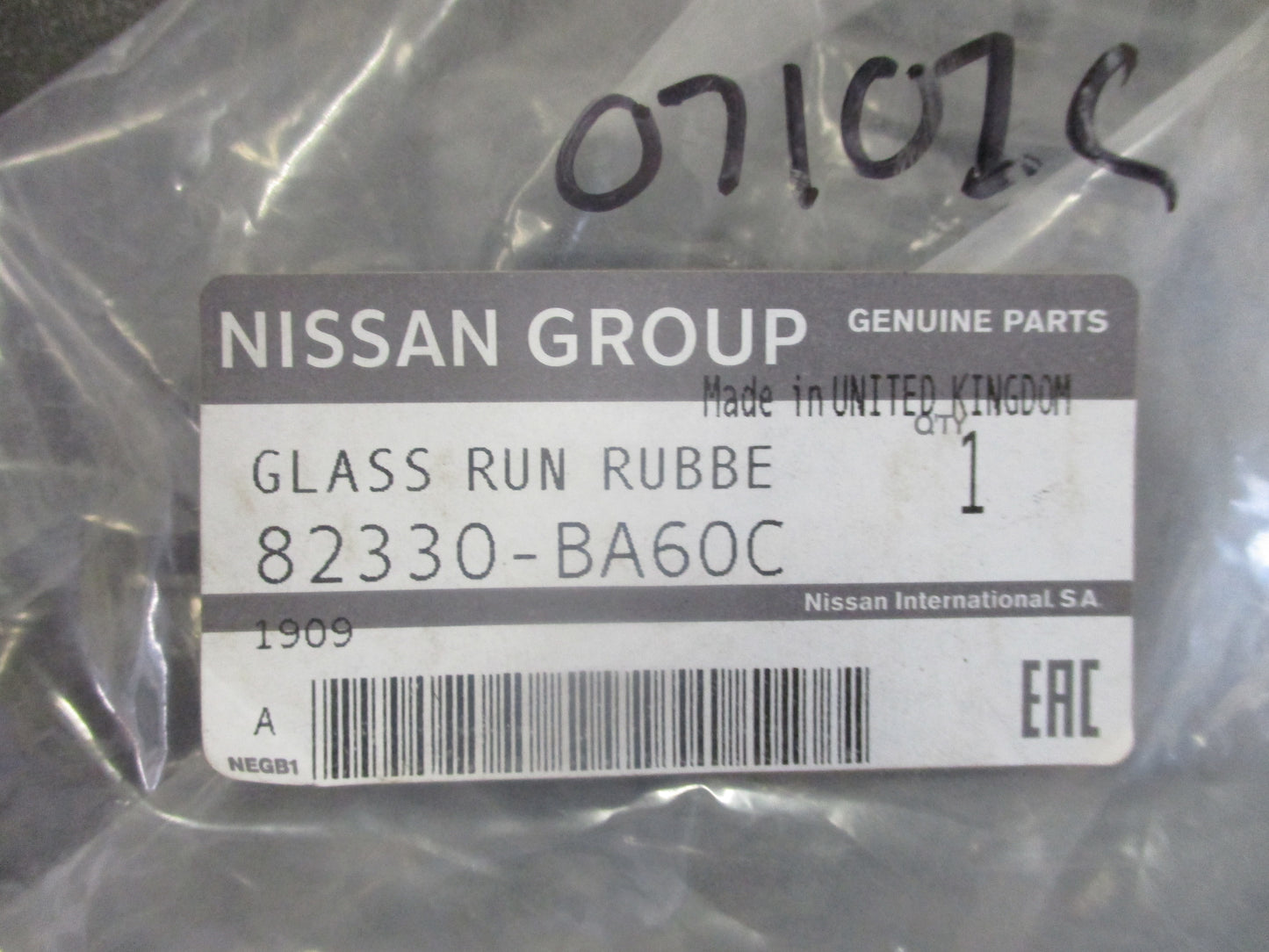 Nissan Juke Genuine Right Hand Rear Window Glass Rubber Run Channel New Part