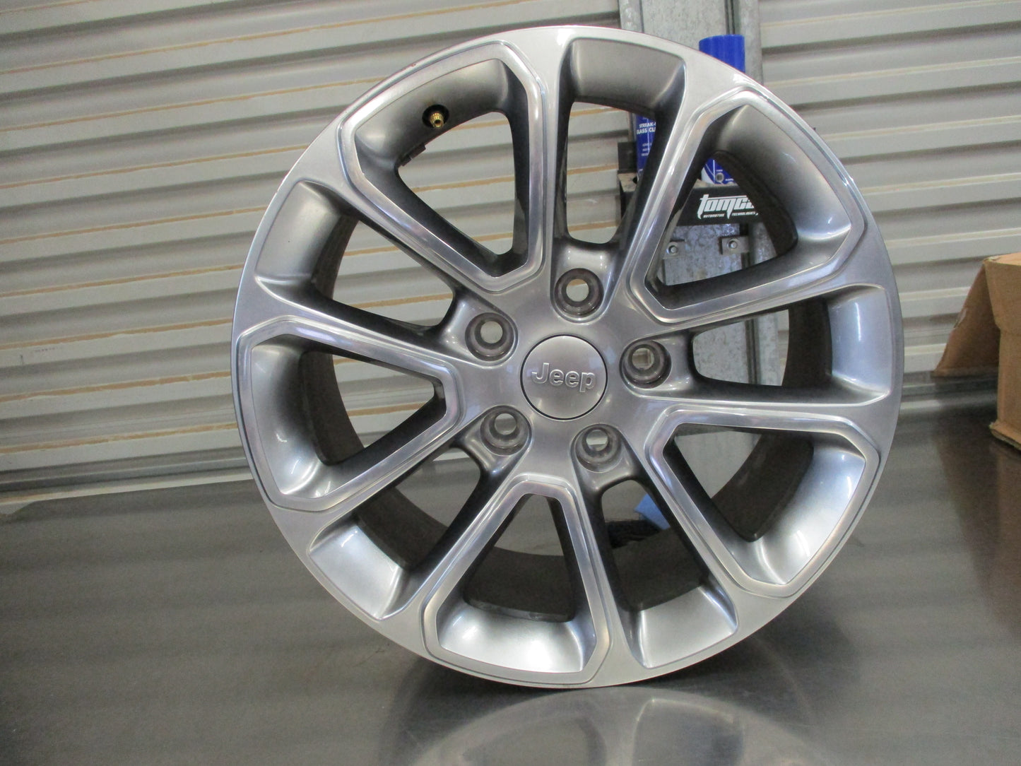 Jeep Grand Cherokee Genuine Alloy Wheel 18x8 Grey Machined Used Part VGC