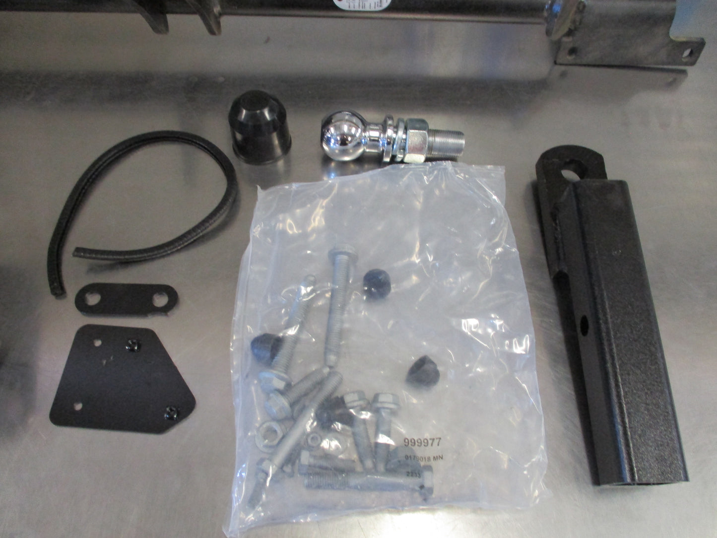 Land Rover Evoque Genuine Tow Bar With Fitting Kit (No Wiring Loom)New Part