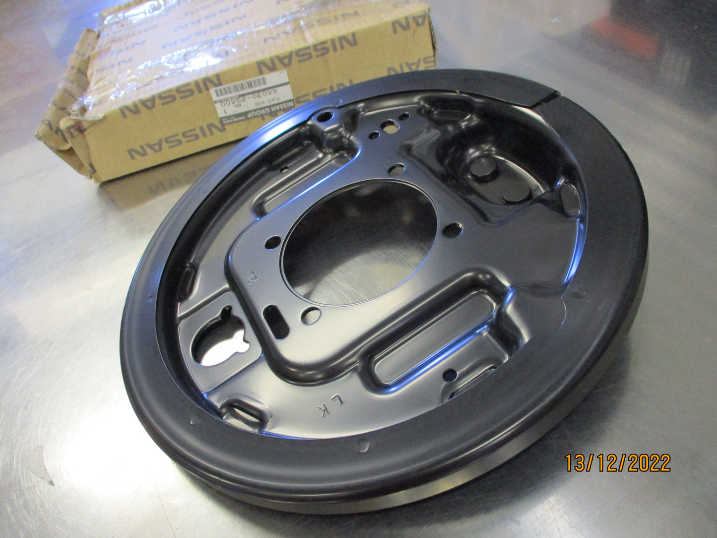 Nissan D22T Navara 2WD Genuine Left Hand Rear Brake Backing Plate New Part