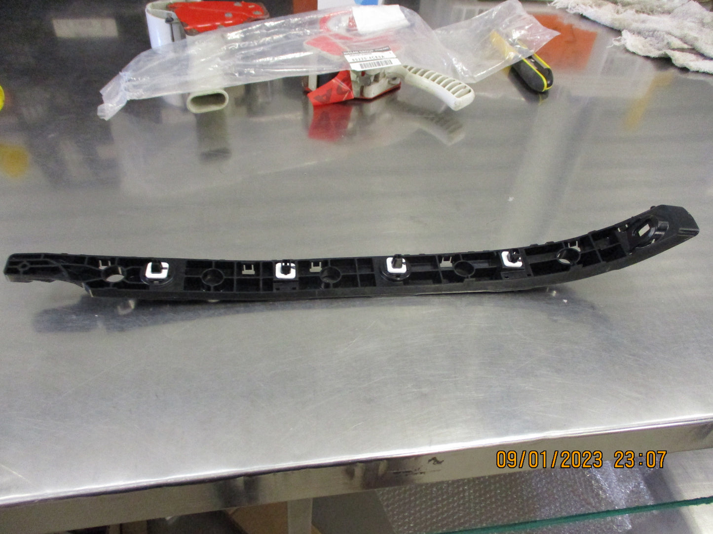Nissan X-Trail T32 Genuine Right Hand Rear Bumper Bracket New Part