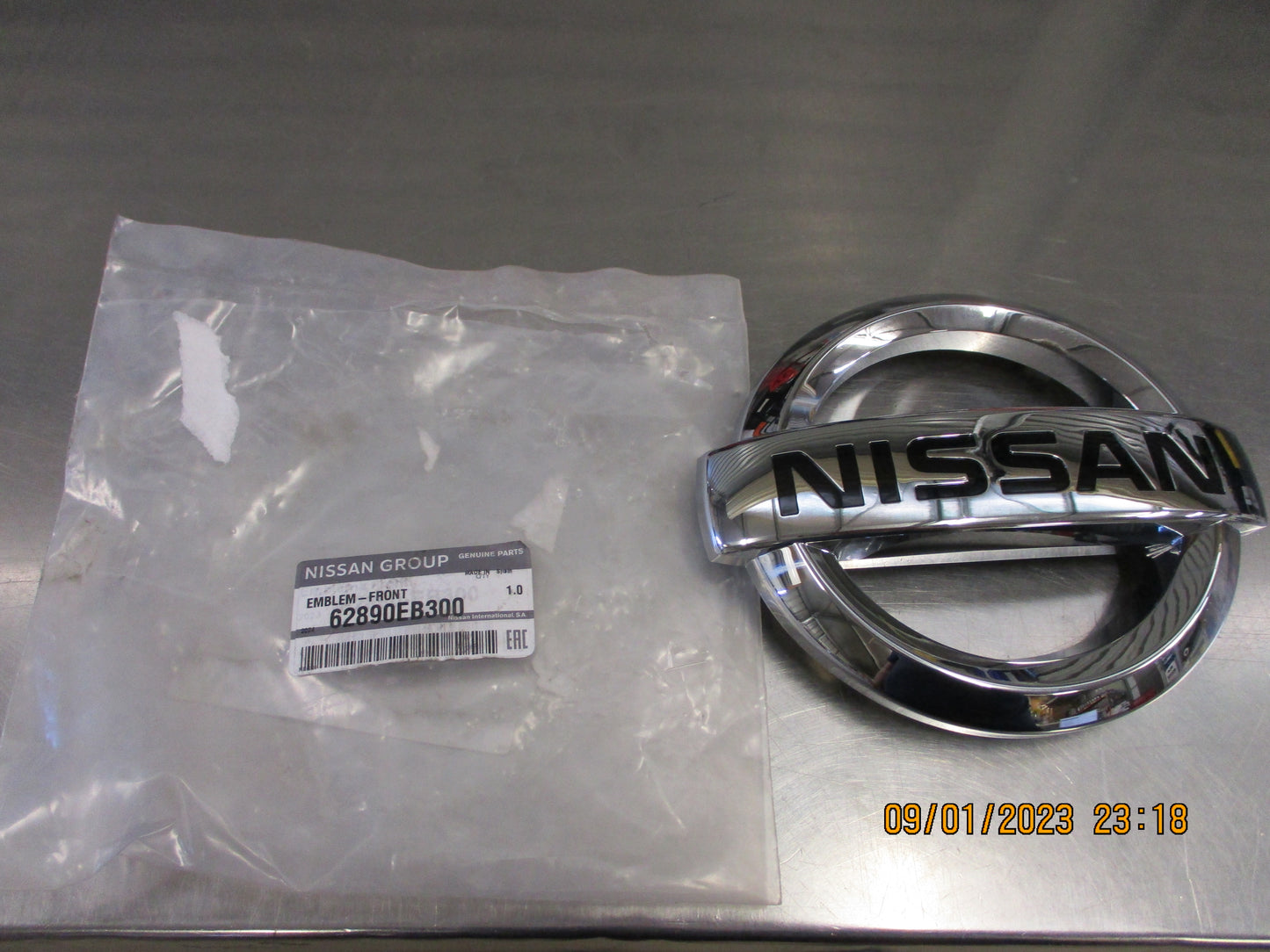 Nissan D40M Navara-R51 Pathfinder Genuine Front Emblem New Part