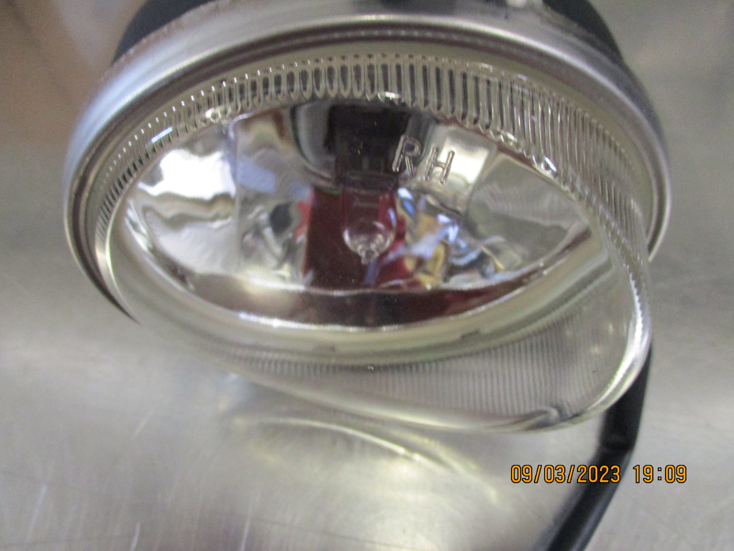 Holden VZ Monaro-Calais-Berlina-SVZ Genuine Right Hand Front Fog Light New Part