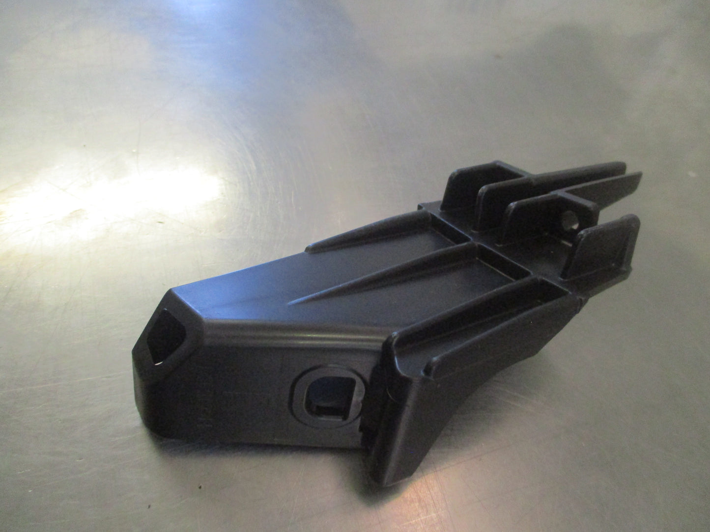 Toyota Yaris Genuine Right Hand Lower Headlight Protector Retainer New Part