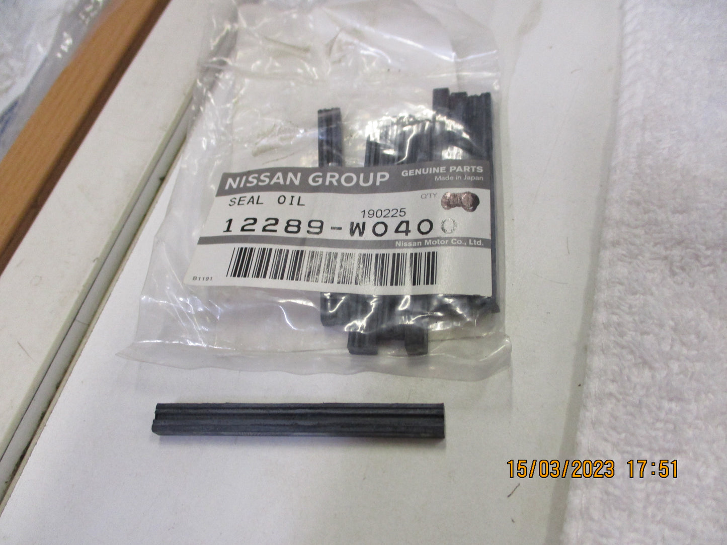 Nissan 720/200SX/Pathfinder Genuine Oil Seal Bearing Cap New Part
