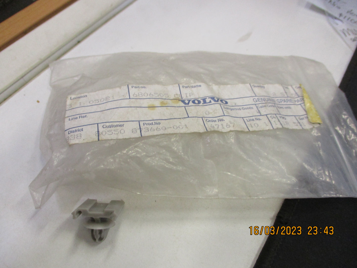 Volvo 850 Genuine Body Side Molding Retainer Clip New Part