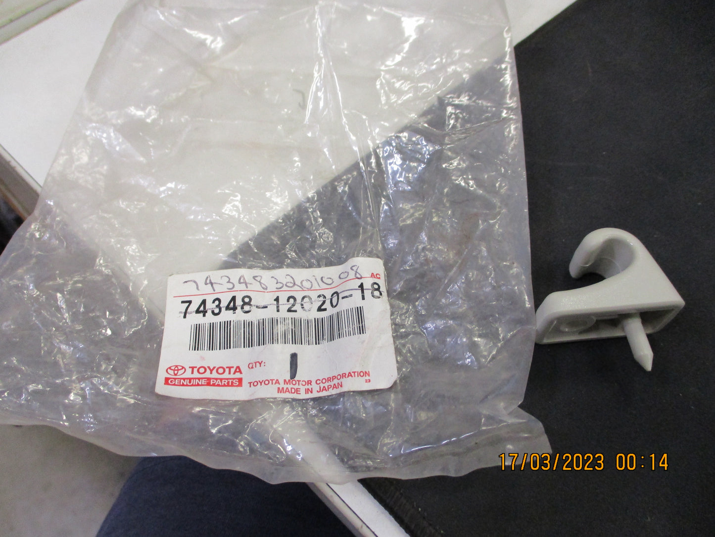 Toyota Landcruiser/Corolla/Tercel Genuine Sun Visor Clip New Part