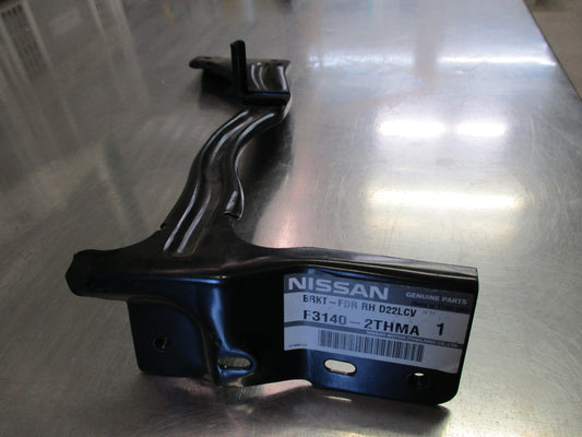 Nissan D40 Navara Genuine Right Hand Front Fender Bracket New Part