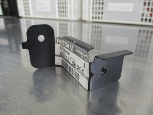 Nissan X-Trail Genuine Left Hand Front Fender Stay Bracket New Part