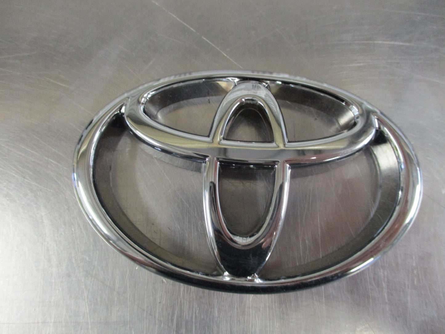 Toyota 4Runner/Hilux Genuine Radiator Grille Emblem New Part
