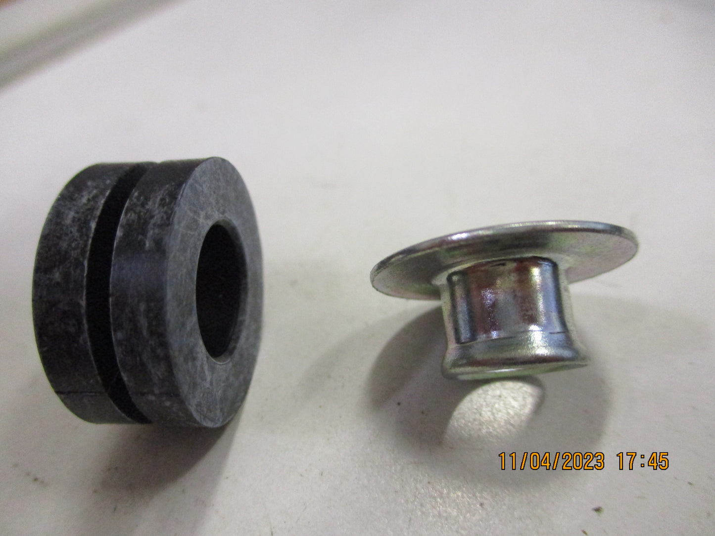 Nissan Y61 GU Patrol Genuine Air Cleaner Rubber Mounting New Part