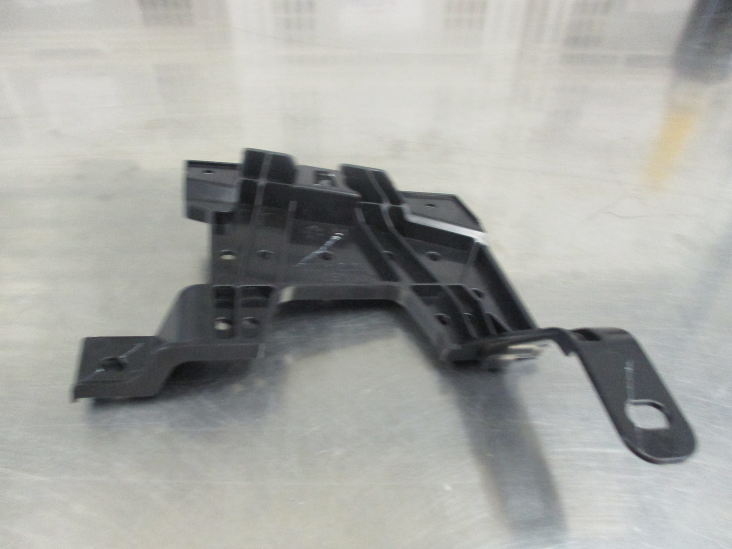 Nissan Pulsar Genuine Right Hand Radiator Grille Bracket New Part
