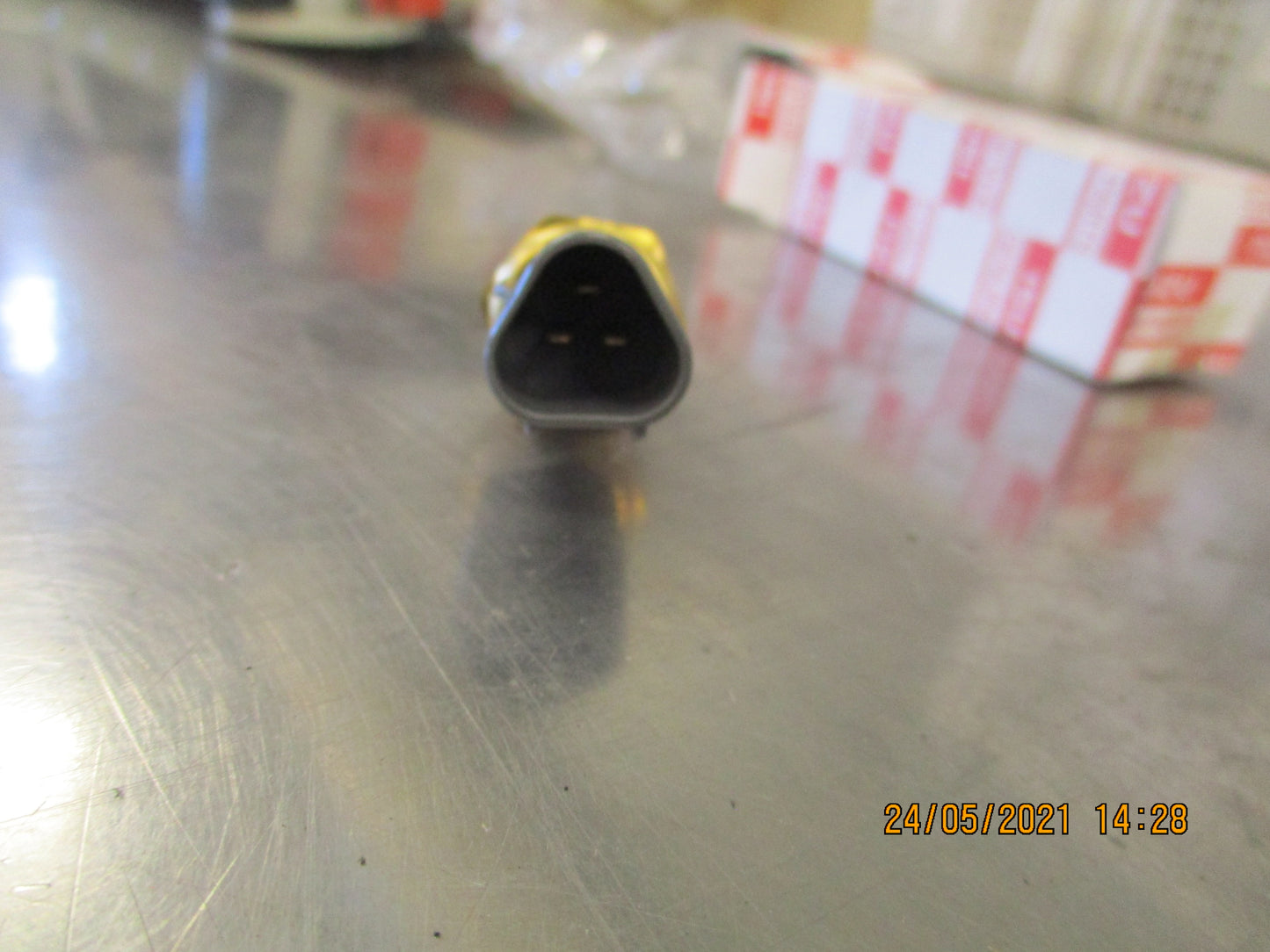 Isuzu NPR Genuine Water Temperature Sensor New Part
