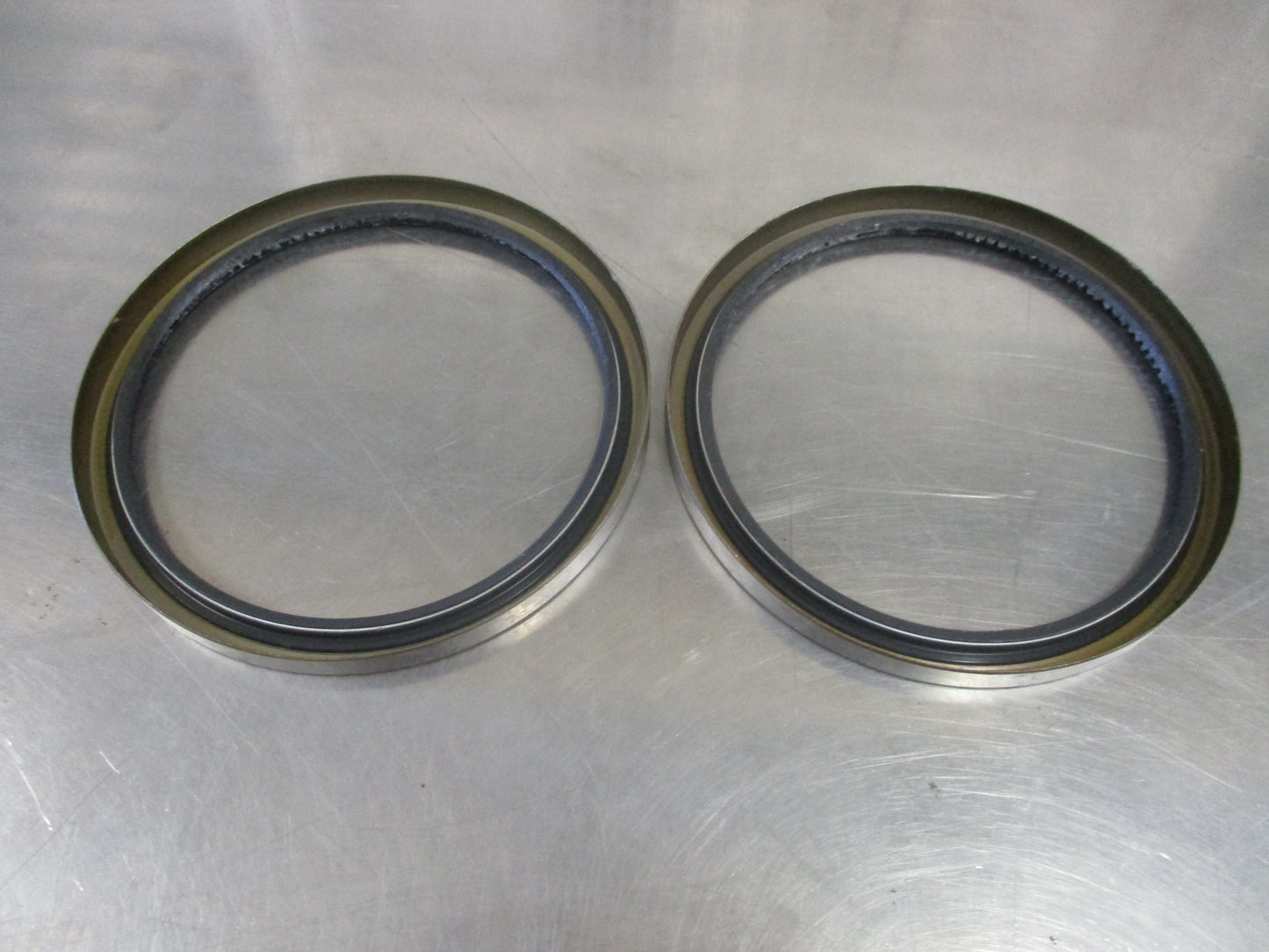 Isuzu CXZ81K Genuine Front Hub Oil Seal Pair New Part