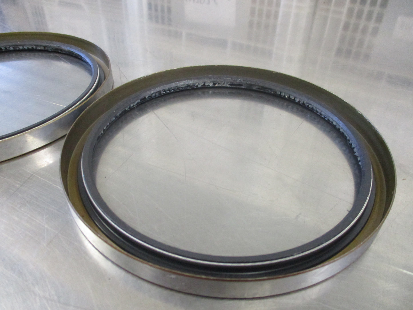 Isuzu CXZ81K Genuine Front Hub Oil Seal Pair New Part