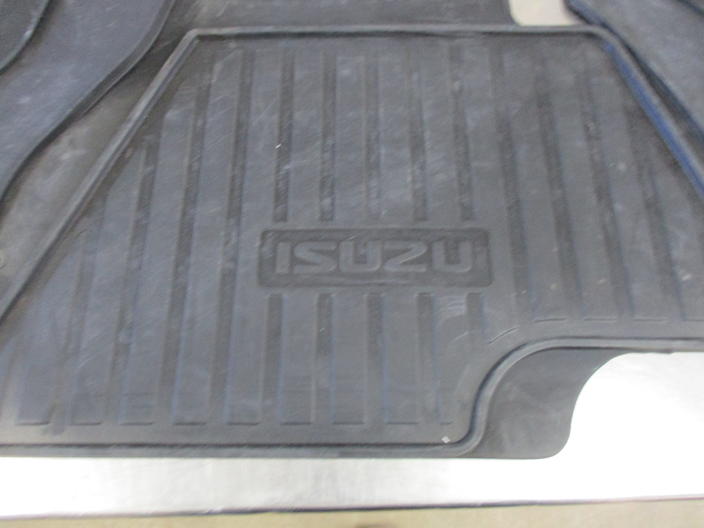 Isuzu FTR/FVR/FXR Genuine Front Rubber Floor Mat Set New Part