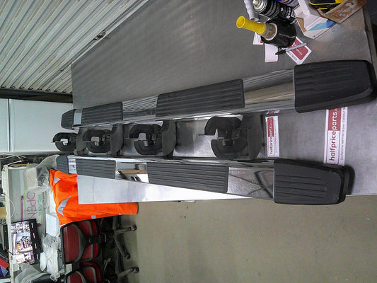 Holden GM Silverado 1500 Genuine Side Steps With Brackets Sold As Pair Only (No Bolts) Used Part VGC