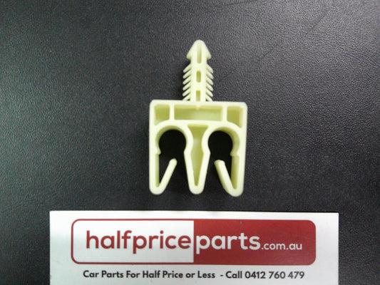 Holden PJ Astra Genuine Wire And Lead Holder Plug New Part