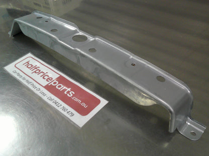 Holden CG Captiva Genuine Left Hand Front Fender Mounting Bracket New Part.