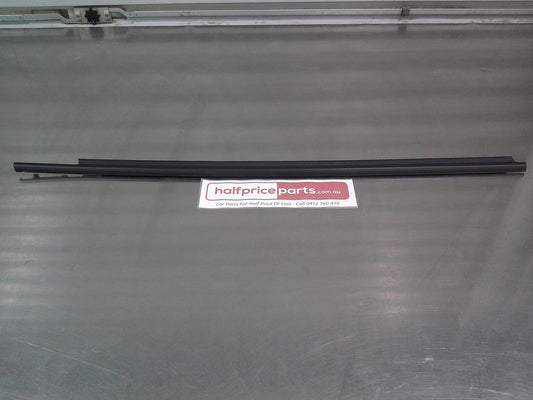 Toyota Yaris Genuine Right Hand Front Outer Door Glass Weatherstrip Belt New Part