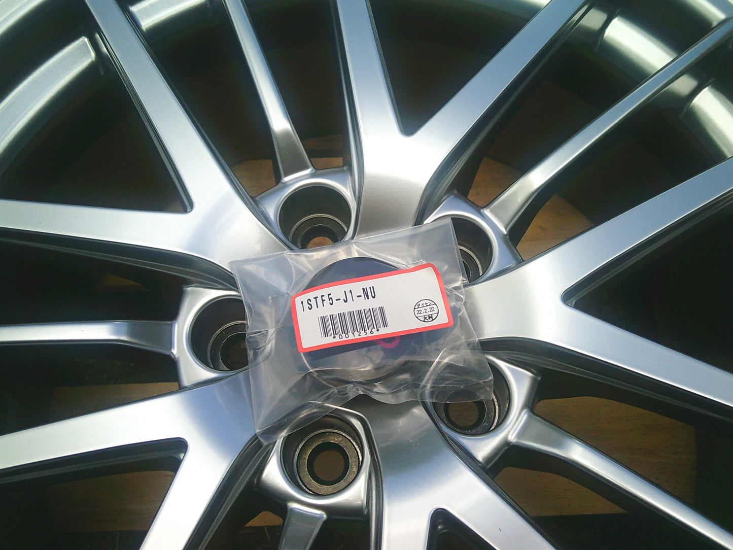 Subaru STI Genuine Set Of 4 18x8.5 PDC114.3 5 Hole With Center Cap and Valve Stem New Part