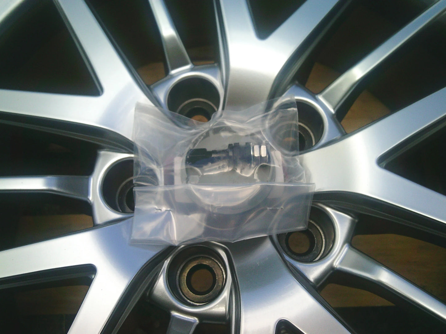 Subaru STI Genuine Set Of 4 18x8.5 PDC114.3 5 Hole With Center Cap and Valve Stem New Part