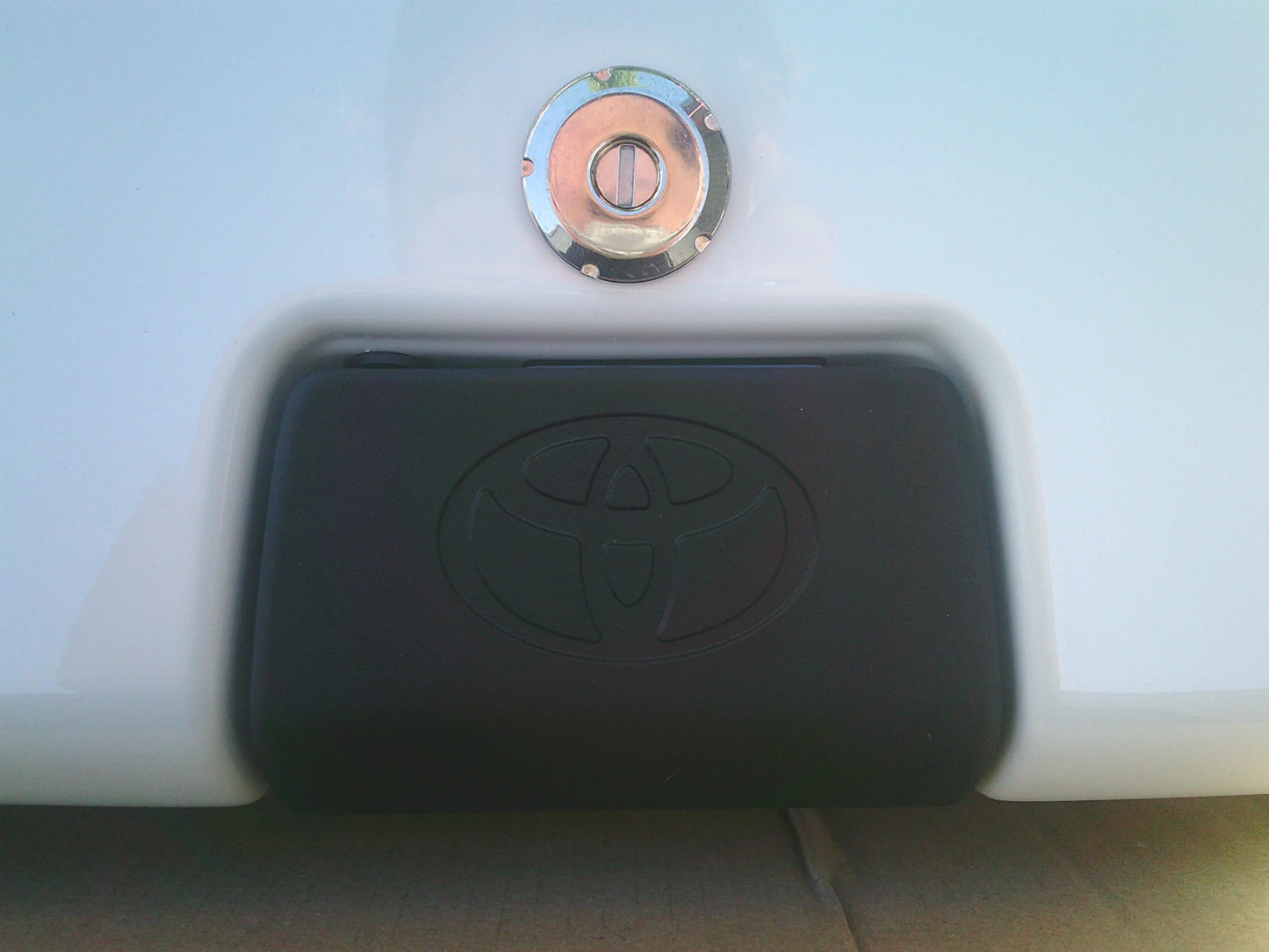Toyota Hilux SR5 Dual Cab Genuine 3 Piece Crystal Pearl Hard Lid With Central Locking New Part