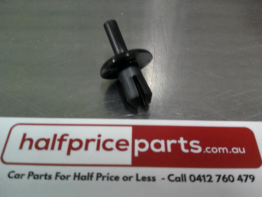 Holden ZB/Tourer Commodore Genuine Lower Bracket Mounting Clip New Part.