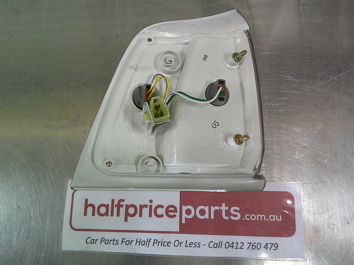 Toyota Hilux 2WD LN85/LN86/LN90/RN85/RN90/YN85 Genuine Right Hand Front Park Iight Indicator New Part