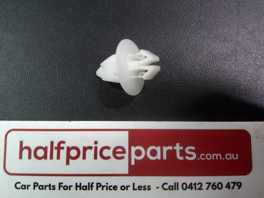 Holden YG Cruze Genuine Sill Panel Moulding Clip New Part