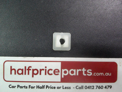 Holden TF Rodeo/Jackaroo/Piazza/Isuzu NPR Genuine Radiator Grille Grommet New Part