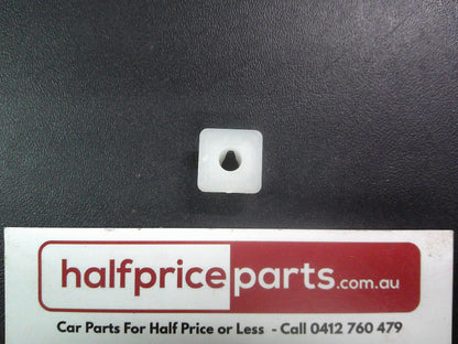 Holden TF Rodeo/Jackaroo/Piazza/Isuzu NPR Genuine Radiator Grille Grommet New Part