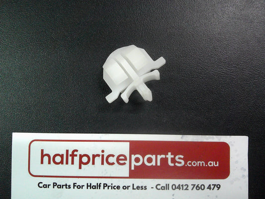 Holden Astra-H Genuine Grille Clip New Part