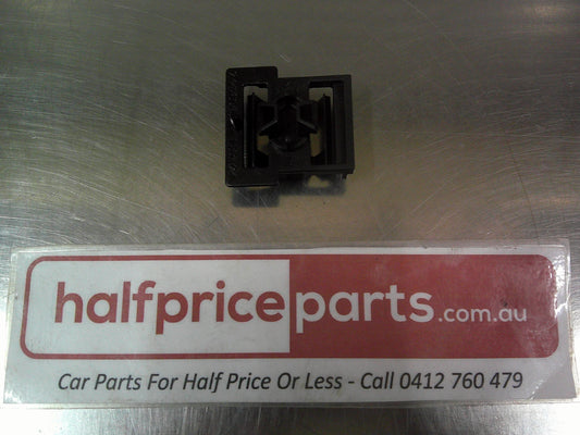 Holden Vectra Genuine Side Skirt Clip New Part