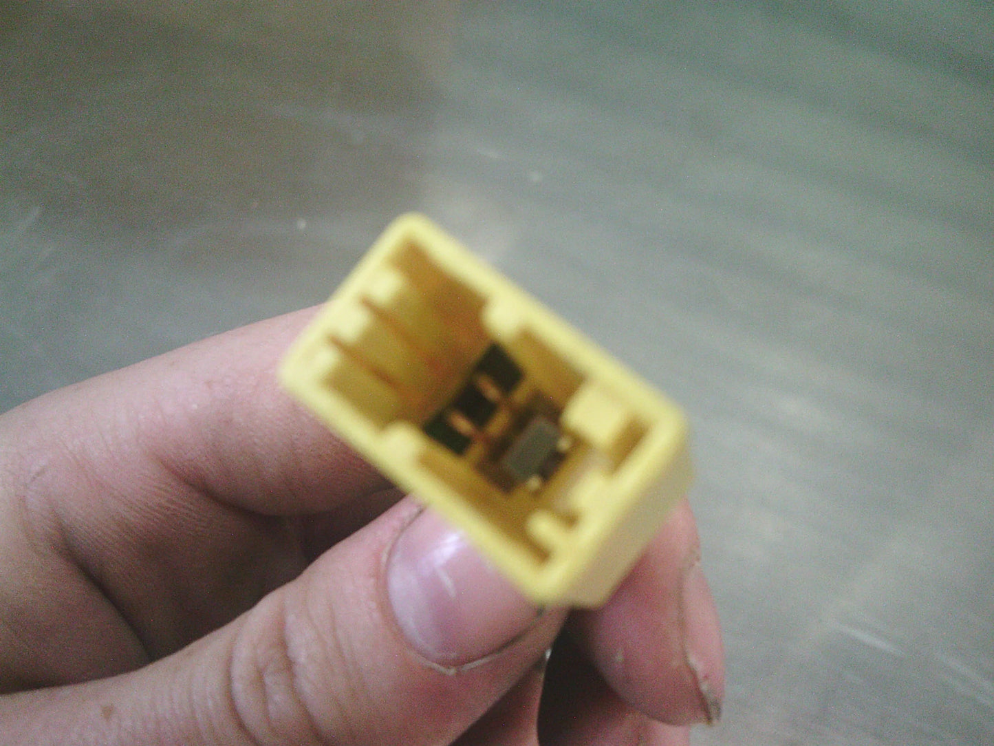 Holden CG Captiva 5/7 CG Genuine Front Right Hand Seat Belt Tensioner w/Square Connector New Part.