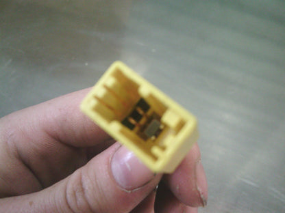 Holden CG Captiva 5/7 CG Genuine Front Right Hand Seat Belt Tensioner w/Square Connector New Part.