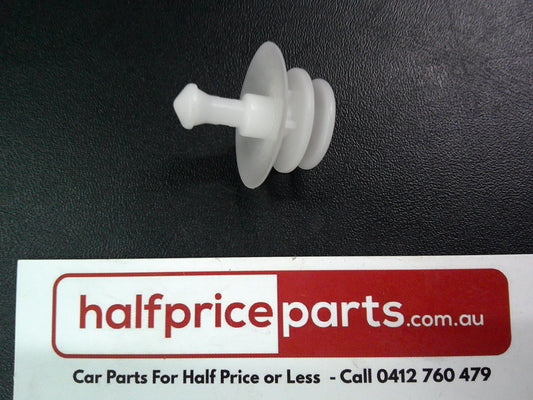 Holden VE Commodore/WM Statesman Genuine Vent Cowl Panel Retainer New Part