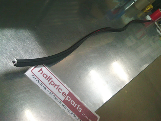 Land Rover Discovery LR3/LR4 Genuine Upper Windscreen Molding New Part