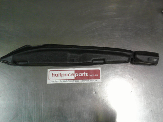Holden ZB Commodore Hatch Back Genuine Right Hand Front Guard Insulator New Part