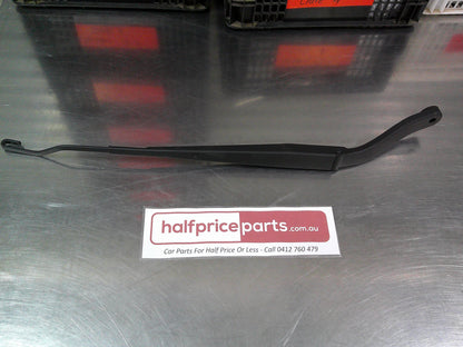 Holden CG Captiva Genuine Right Hand Front (Drivers) Side Wiper Arm New Part