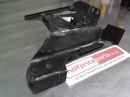 Holden Cascada Genuine Left Hand Front Head Light To Guard Structural Bracket New Part
