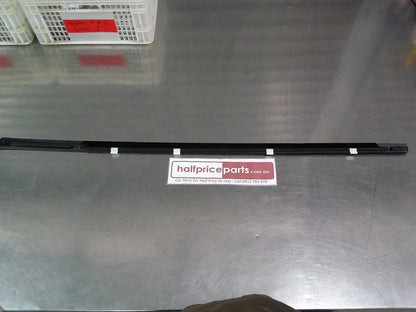 Daewoo Leganza Genuine Right Hand Outer Front Door Weatherstrip New Part.