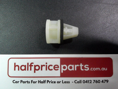 Holden VT/VX/VY/VZ Commodore Genuine Sill Skirt Panel Retainer Nut New Part