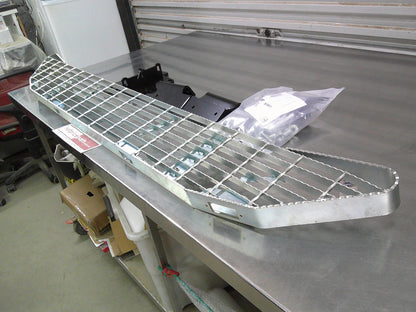 Toyota Hiacae Van Genuine Rear Step Tread (Suits Non Tow Bar Type) Complete Kit New Part.