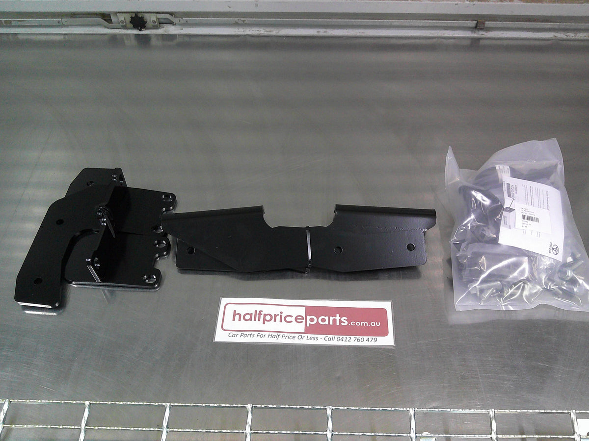 Toyota Hiacae Van Genuine Rear Step Tread (Suits Non Tow Bar Type) Complete Kit New Part.