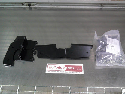 Toyota Hiacae Van Genuine Rear Step Tread (Suits Non Tow Bar Type) Complete Kit New Part.